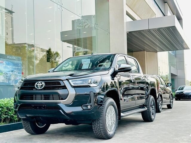 Toyota-Hilux-2023-ngoai-that-mau-den