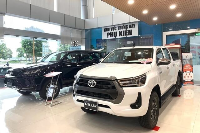 Toyota-Hilux-gia-xe