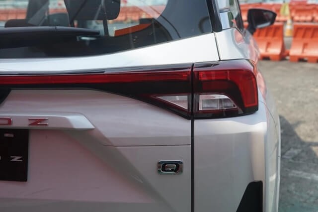 Toyota-Veloz-2022-den-hau