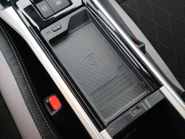 Toyota-Veloz-2022-sac-dien-thoai-khong-day