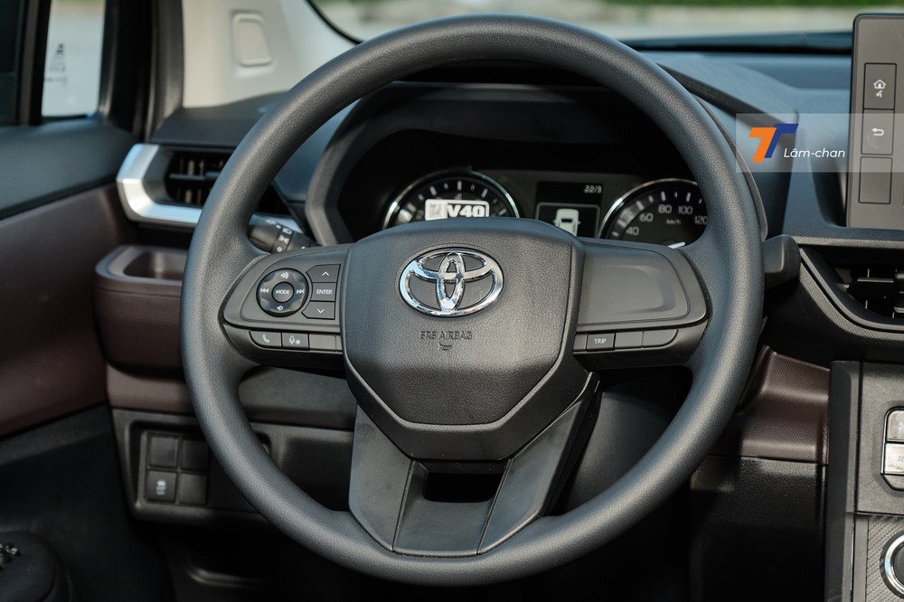 Vô lăng của xe là loại 3 chấu, không được bọc da. Vô lăng của xe là loại 3 chấu, không được bọc da.