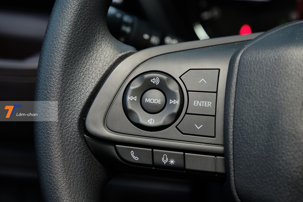 Cụm điều khiển bên trái gồm các phím tăng/giảm âm lượng, đàm thoại rảnh tay. Cụm điều khiển bên trái gồm các phím tăng/giảm âm lượng, đàm thoại rảnh tay.