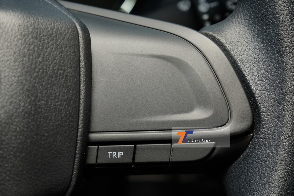 Cụm điều khiển bên phải khá “trơ trọi”. Cụm điều khiển bên phải khá “trơ trọi”.