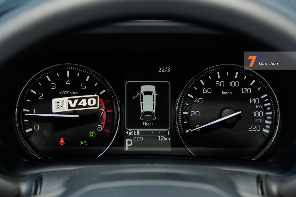 Bảng đồng hồ sau vô lăng là loại Optitron đi kèm màn TFT 4,2 inch. Bảng đồng hồ sau vô lăng là loại Optitron đi kèm màn TFT 4,2 inch.