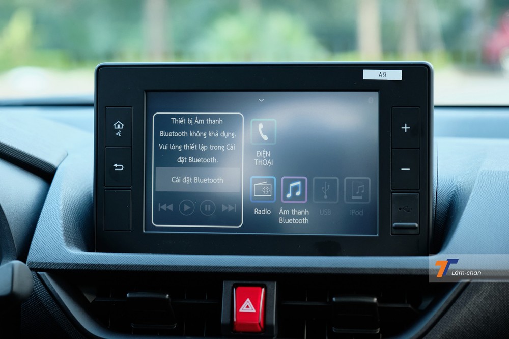 Màn hình giải trí ở khu vực trung tâm là loại 8 inch, có kết nối Apple CarPlay/Android Auto, đi kèm 4 loa. Màn hình giải trí ở khu vực trung tâm là loại 8 inch, có kết nối Apple CarPlay/Android Auto, đi kèm 4 loa.