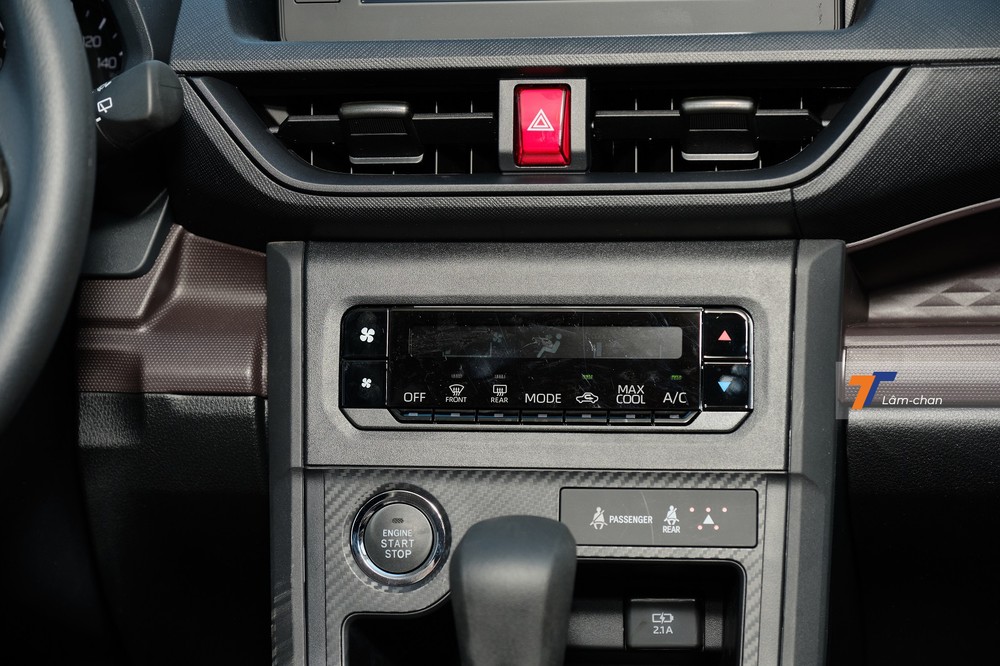 Điều hòa trên xe là loại chỉnh cơ, ngay phía dưới là đề nổ nút bấm. Điều hòa trên xe là loại chỉnh cơ, ngay phía dưới là đề nổ nút bấm.