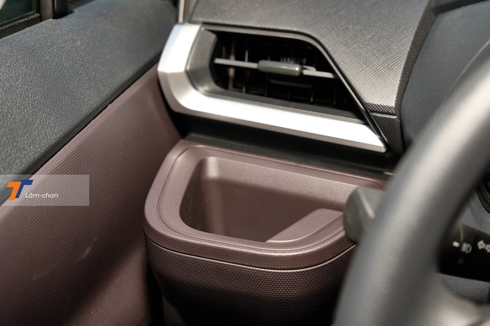 Bên trái vô lăng có hộc đựng chai nước hoặc cốc. Bên trái vô lăng có hộc đựng chai nước hoặc cốc.