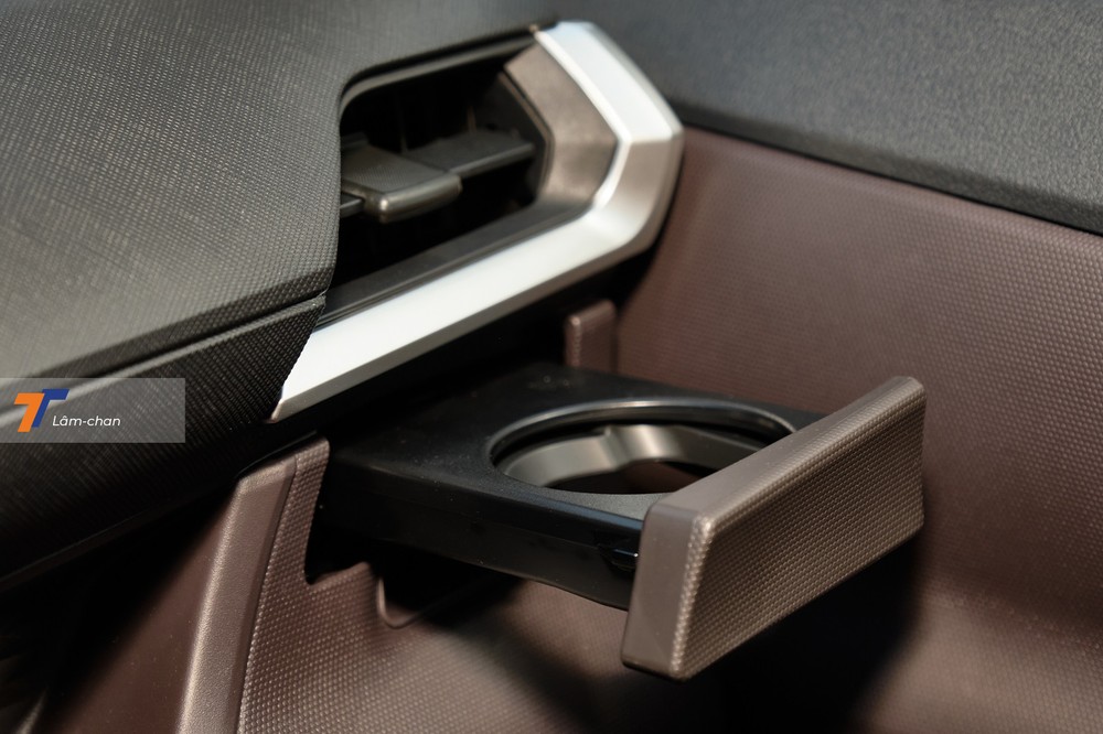 Ngoài cùng bên phải táp-lô cũng có giá để cốc phục vụ người ngồi ghế phụ. Ngoài cùng bên phải táp-lô cũng có giá để cốc phục vụ người ngồi ghế phụ.