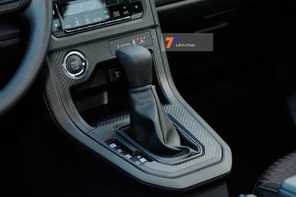 Xung quanh khu vực cần số có họa tiêt giả vân carbon tránh cảm giác đơn điệu, phía dưới là phanh cơ truyền thống chứ chưa phải phanh tay điện tử. Xung quanh khu vực cần số có họa tiêt giả vân carbon tránh cảm giác đơn điệu, phía dưới là phanh cơ truyền thống chứ chưa phải phanh tay điện tử.