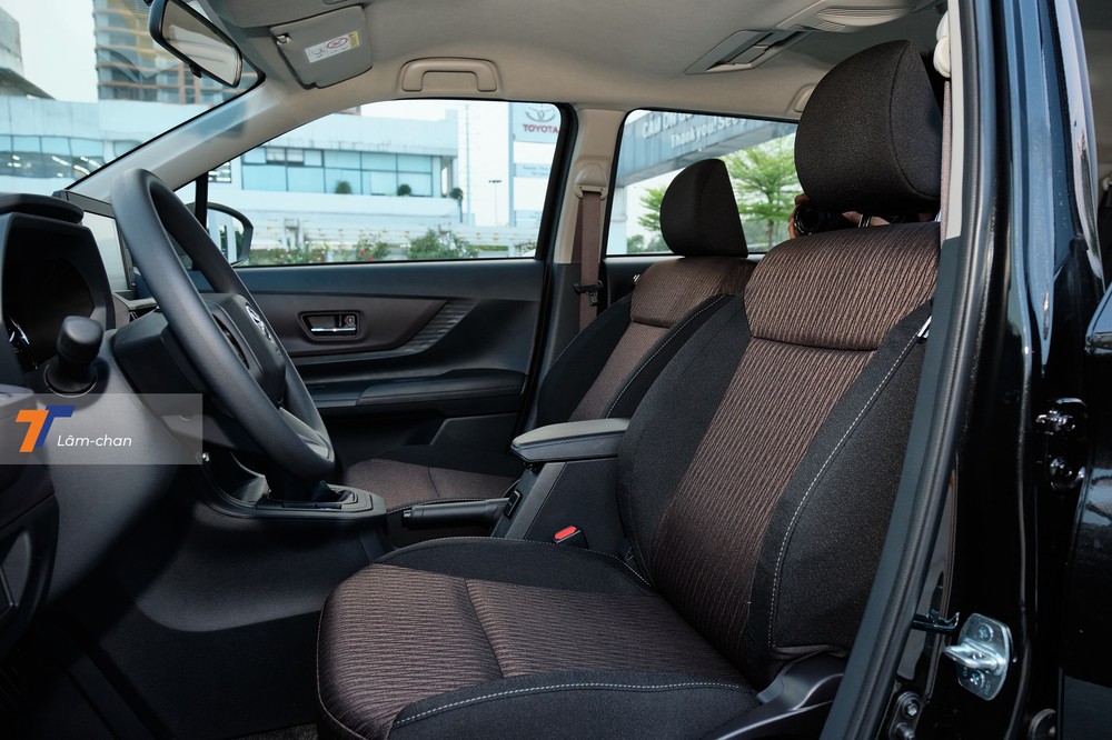 Các hàng ghế được bọc nỉ và chỉ có thể chỉnh cơ, hàng ghế đầu cũng có bệ tì tay trung tâm. Các hàng ghế được bọc nỉ và chỉ có thể chỉnh cơ, hàng ghế đầu cũng có bệ tì tay trung tâm.