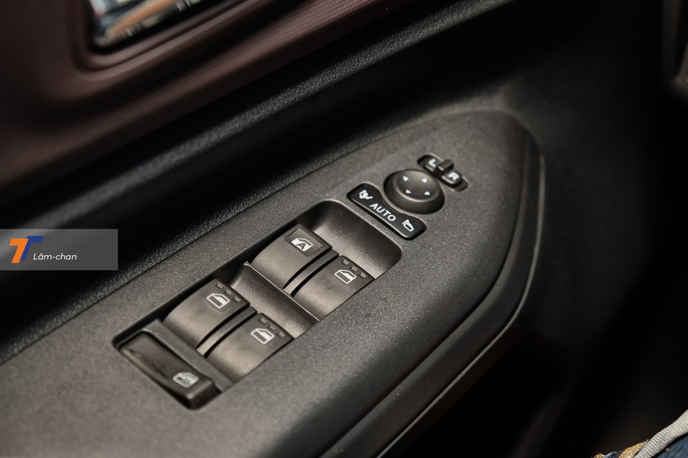 Bảng điều khiển gương và cửa kính bên táp-pi cửa phía người lái. Bảng điều khiển gương và cửa kính bên táp-pi cửa phía người lái.