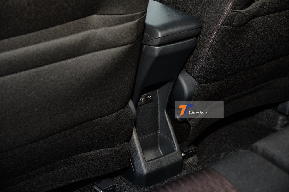 Sau bệ tì tay trung tâm của hàng ghế thứ nhất có 2 cổng sạc cho hàng ghế thứ 2. Sau bệ tì tay trung tâm của hàng ghế thứ nhất có 2 cổng sạc cho hàng ghế thứ 2.