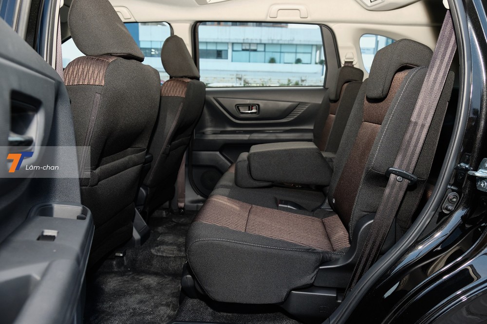 Hàng ghế thứ 2 có không gian ngồi khá rộng rãi, bệ tì tay trung tâm tích hợp tựa để đầu và có thể dẩy lên làm chỗ ngồi. Hàng ghế thứ 2 có không gian ngồi khá rộng rãi, bệ tì tay trung tâm tích hợp tựa để đầu và có thể dẩy lên làm chỗ ngồi.
