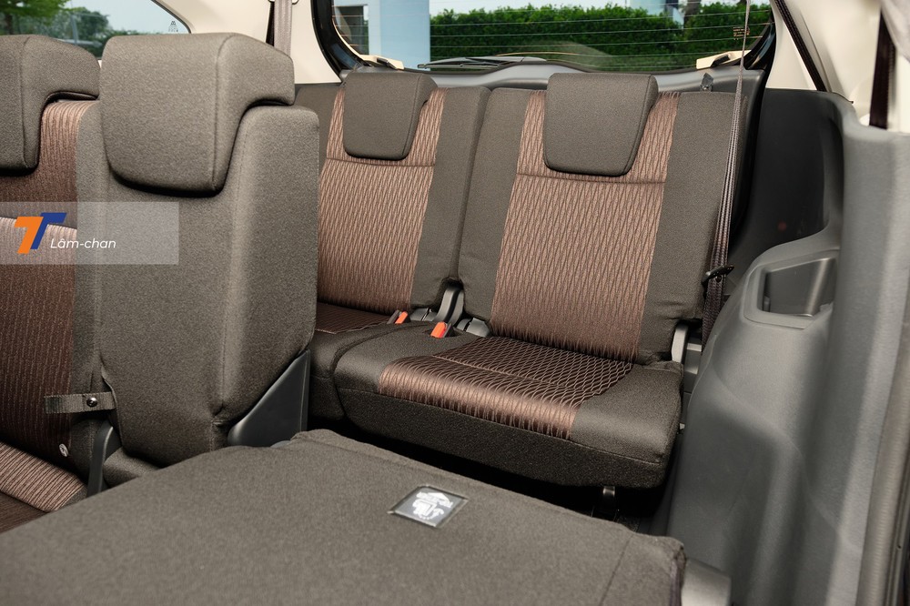 Hàng ghế thứ 3 có không gian để chân hẹp hơn nhưng khoảng trần khá thoải mái. Hàng ghế thứ 3 có không gian để chân hẹp hơn nhưng khoảng trần khá thoải mái.
