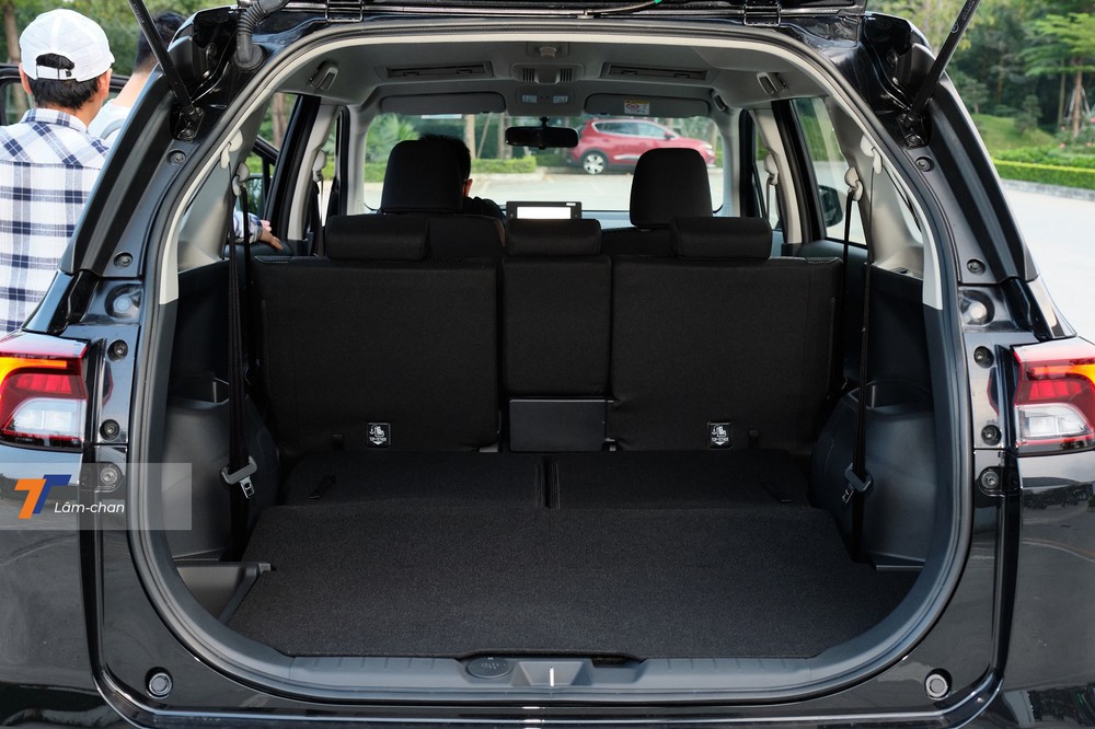 Hàng ghế thứ 3 có thể gập phẳng giúp gia tăng diện tích để hành lý. Hàng ghế thứ 3 có thể gập phẳng giúp gia tăng diện tích để hành lý.