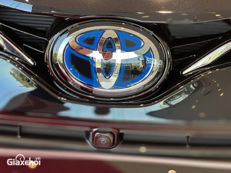 logo xe toyota camry 2022 2 5hv giaxehoi vn 1